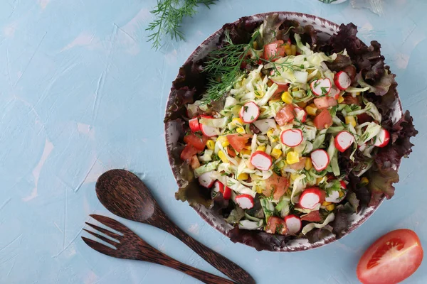 Salată Varză Bețe Crab Roșii Porumb Servite Frunze Salată Verde — Fotografie, imagine de stoc