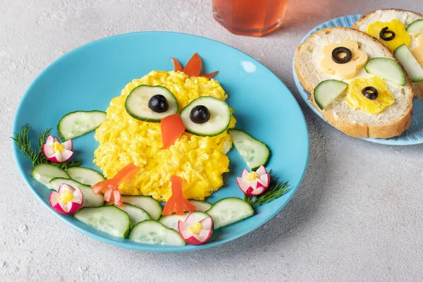 Mâncare Distractivă Pentru Copii Puicuță Amuzantă Făcută Din Ouă Amestecate — Fotografie, imagine de stoc