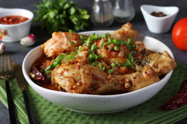 Gürcistan et yemeği, tavuklu, soğanlı ve domatesli, yakın plan gri arka planda.