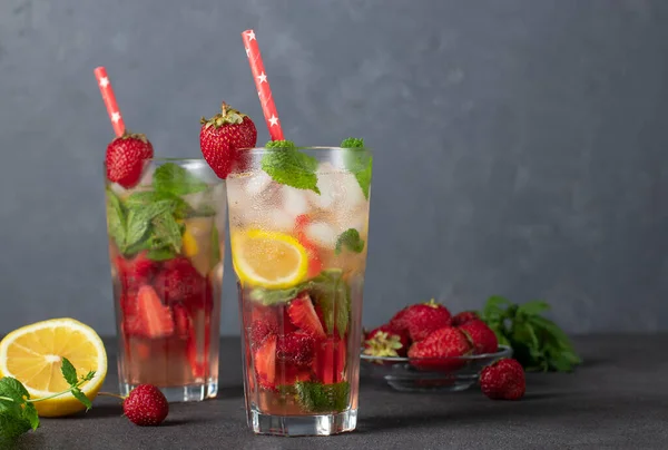 Cold Bright Strawberry Mojito Cocktail Mint Lemon Slices Ice Cubes — ストック写真