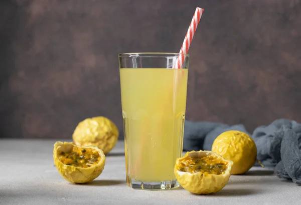 Limonata Cocktail Frutto Della Passione Bicchiere Alto Con Paglia Bere — Foto Stock
