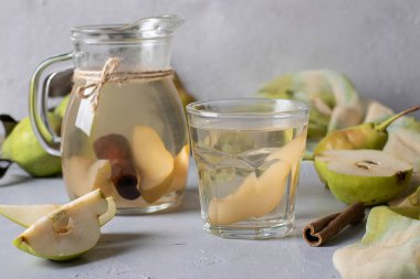 Açık gri arka planda tarçınlı taze armut kombinasyonu.