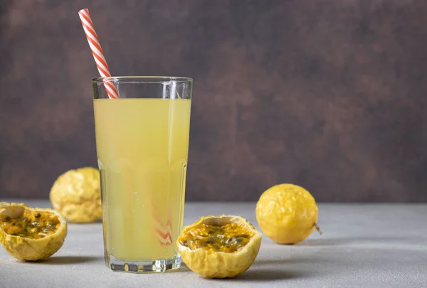 Limonata Cocktail Frutto Della Passione Vetro Alto Con Paglia Bere — Foto Stock