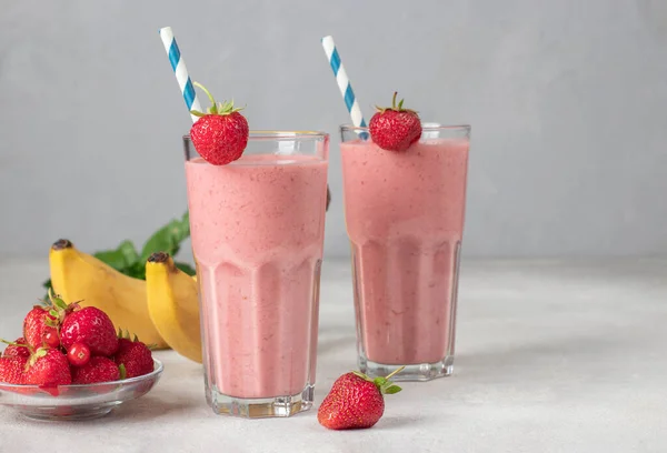 Hausgemachter Milchshake Mit Erdbeeren Und Banane Zwei Gläsern Mit Trinkhalmen — Stockfoto