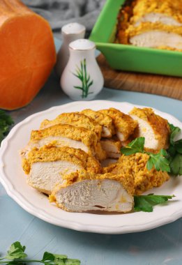 Beyaz tabakta kabak soslu fırında tavuk filetosu. Sağlıklı gıda konsepti, manzarayı kapat