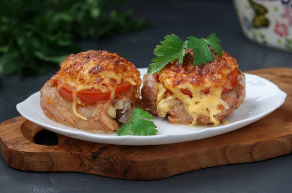 Chicken Thighs Tomatoes Cheese Arranged Plate Wooden Board Close View — Fotografie, imagine de stoc
