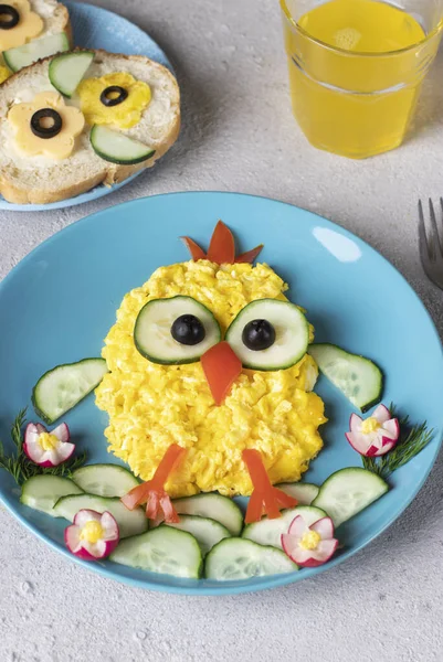 Fun Food Kids Funny Chick Made Omelet Cucumbers Tomatoes Olives — Fotografie, imagine de stoc