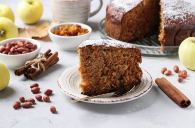 Tarçınlı, kuru üzümlü ve fıstıklı ev yapımı elmalı turta üzerine pudra şekeri serpiştirilmiş.