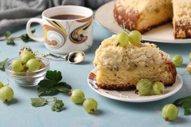 Bektaşi üzümlü ev yapımı kurabiye turtası ve mavi arka planda bir tabak.