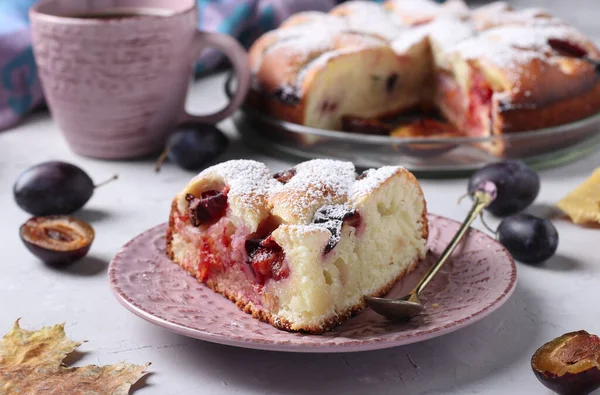 Homemade Pie Plums Sprinkled Icing Sugar Cut Piece Light Gray — Stock Photo, Image