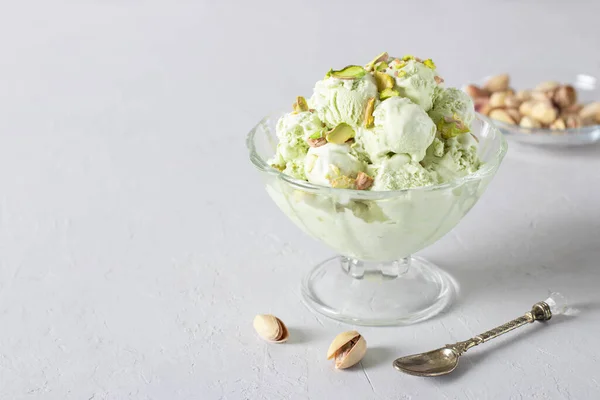 Pistachio Ice Cream Nuts Transparent Glass Ice Cream Bowl Gray — Zdjęcie stockowe