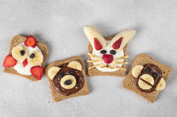 Four Sweet Toasts Kids Shape Chick Bear Rabbit Monkey Strawberries — Fotografie, imagine de stoc