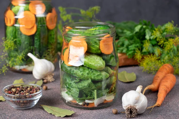 Cucumbers Placed Jars Carrots Garlic Bay Leaves Pepper Dill Preparation — Fotografie, imagine de stoc