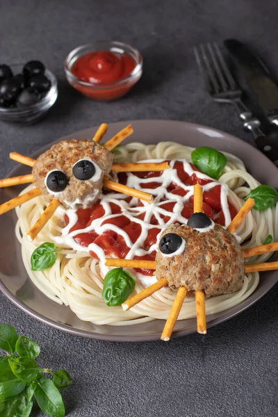 Cutlets Look Spiders Olives Straws Served Spaghetti Pasta Tomato Sauce — Fotografie, imagine de stoc