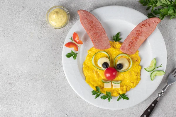 Fun Food Kids Breakfast Cute Hare Made Scrambled Eggs Sausage — Fotografie, imagine de stoc