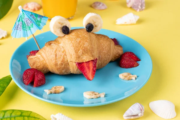 Fun Food Kids Crab Shaped Croissant Strawberry Banana Blue Plate — Fotografie, imagine de stoc