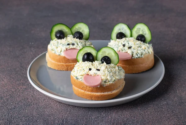 Sandwiches Cucumber Sausage Black Olives Egg Melted Cheese Shape Frogs — Fotografie, imagine de stoc