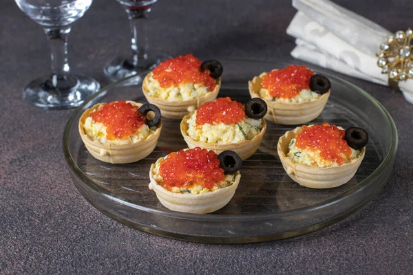 Festive Tartlets Red Caviar Egg Melted Cheese Decorated Black Olives — Fotografie, imagine de stoc