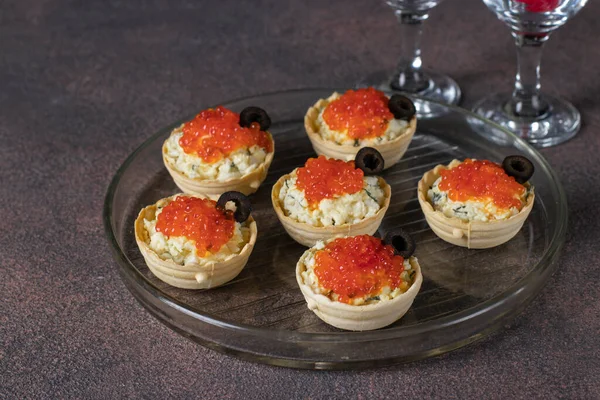 Festive Tartlets Red Caviar Egg Melted Cheese Decorated Black Olives — стоковое фото