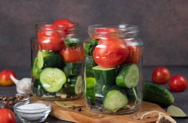 Salatalık ve kiraz domatesleri sarımsak, defne yaprağı, biber ve dereotlu kavanozlara konur. Turşu hazırlama