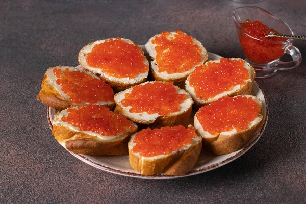 Sandwiches Caseros Con Caviar Rojo Sobre Pan Blanco Tostadas Sobre — Foto de Stock
