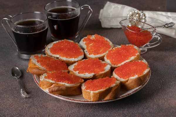 Domowe Kanapki Czerwonym Kawiorem Tostach Białego Chleba Dwie Filiżanki Kawy — Zdjęcie stockowe