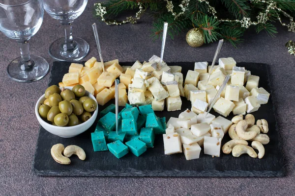 Surtido Quesos Élite Rodajas Con Aceitunas Anacardos Plato Pizarra Sobre — Foto de Stock