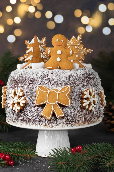 自家製の新年のケーキは ジンジャーブレッドで飾られ 茶色の背景にココナッツフレークで振りかけ 垂直画像 — ストック写真