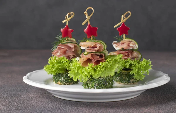 Canapés Festivos Forma Árboles Navidad Jamón Pepinos Hojas Lechuga Estrellas —  Fotos de Stock