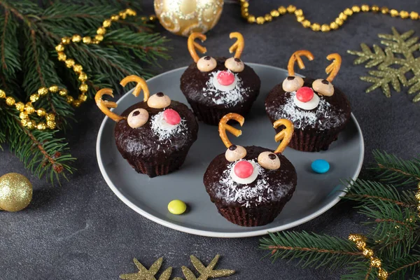 Cupcakes Noël Faits Maison Rennes Père Noël Sur Fond Gris — Photo