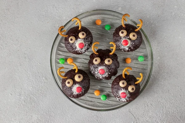Cupcakes Crăciun Casă Reni Santas Fundal Gri Deschis Vedere Sus — Fotografie, imagine de stoc