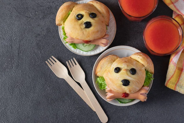 Mâncare Distractivă Pentru Copii Două Sandvișuri Formă Câine Castraveți Cârnați — Fotografie, imagine de stoc