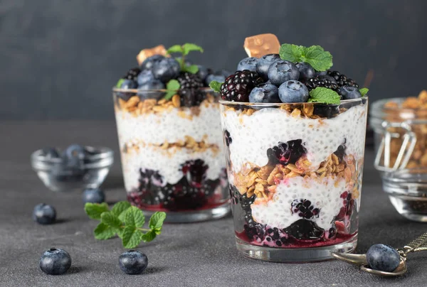 夹心布丁 蓝莓和黑莓配杯 灰色背景 健康饮食概念 健身菜单 — 图库照片