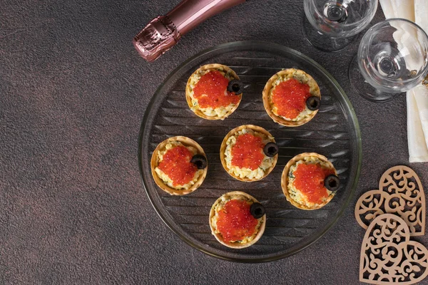 Tarte Festive Caviar Roșu Brânză Topită Decorate Măsline Negre Vedere — Fotografie, imagine de stoc