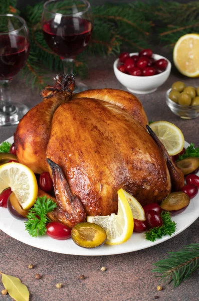 Weihnachtsgebackenes Hühnchen Mit Pflaume Hartriegel Zitrone Und Petersilie Auf Braunem — Stockfoto