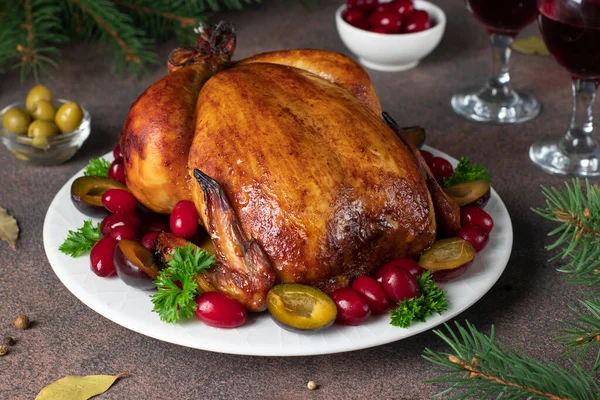 Weihnachten Gebackenes Hühnchen Mit Pflaume Kornelkirschen Und Petersilie Auf Braunem — Stockfoto