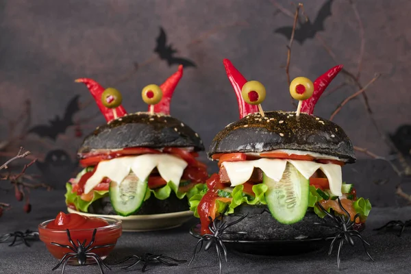 Doi Burgeri Negri Monstru Amuzant Pește Brânză Prăjită Castravete Roșii — Fotografie, imagine de stoc