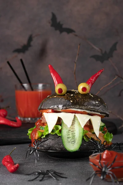Amuzant Burger Negru Monstru Pește Brânză Prăjită Castravete Roșii Ochi — Fotografie, imagine de stoc