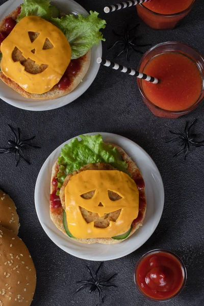 Amuzant Burgeri Pui Monstru Brânză Prăjită Ketchup Castravete Mâncare Creativă — Fotografie, imagine de stoc