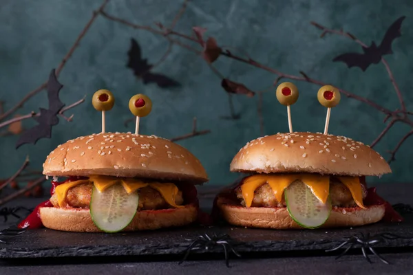 Doi Burger Pui Monstru Amuzant Brânză Pâine Prăjită Ketchup Castravete — Fotografie, imagine de stoc
