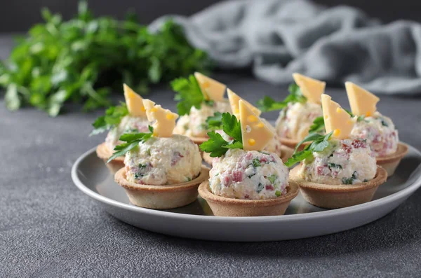 Tartlets Com Salsicha Queijo Salsa Decorada Prato Cinza — Fotografia de Stock