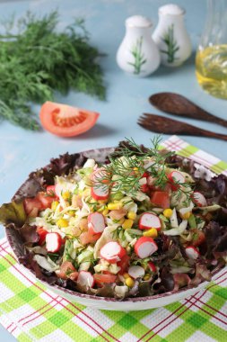 Yengeç saplı lahana salatası, domates ve mısır marul yaprakları üzerinde servis edilir, dikey görüntü