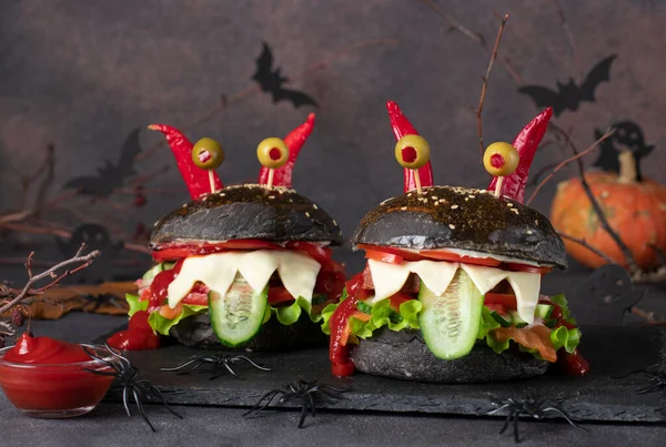 Mâncare Creativă Halloween Doi Burgeri Negri Monștri Amuzanți Pește Brânză — Fotografie, imagine de stoc