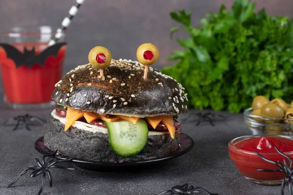 Sanduíche Monstro Com Pão Preto Salsicha Queijo Pepino Olhos Azeitona — Fotografia de Stock