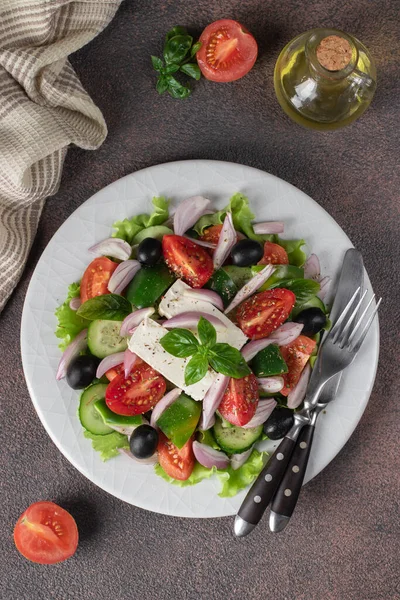 Ensalada Griega Clásica Tomates Pepinos Pimiento Dulce Aceitunas Albahaca Queso —  Fotos de Stock