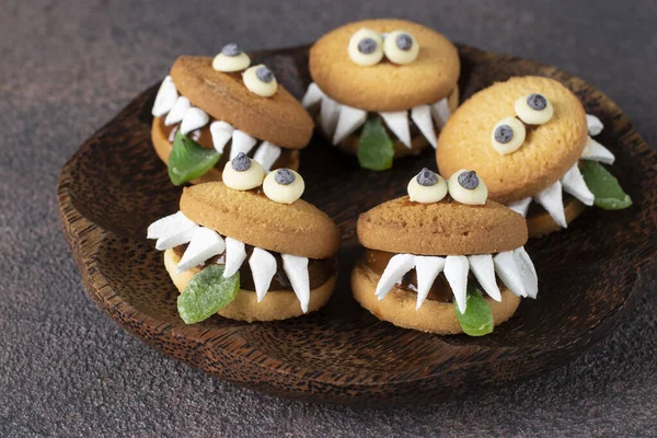 Halloween Party Treats Cookie Monsters Marshmallows Condensed Milk Chocolate Wood — Fotografie, imagine de stoc