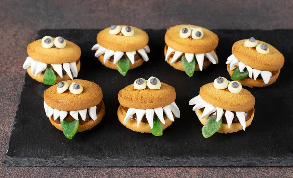Halloween Party Treats Cookie Monsters Marshmallows Condensed Milk Chocolate Black — Fotografie, imagine de stoc
