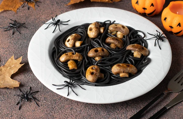 Czarne Spaghetti Grzyby Postaci Czaszek Pomysł Gotowania Wegetariańskiego Jedzenia Halloween — Zdjęcie stockowe