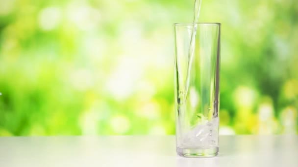 Metraje Verter Agua Pura Vaso Transparente Alto Escritorio Con Fondo — Vídeos de Stock