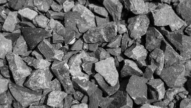 Gri çakıl desenli ezilmiş. Çakıl taşı yığınının yakından görünüşü. yaratıcı tasarım ögeleri için dokulu arkaplan.